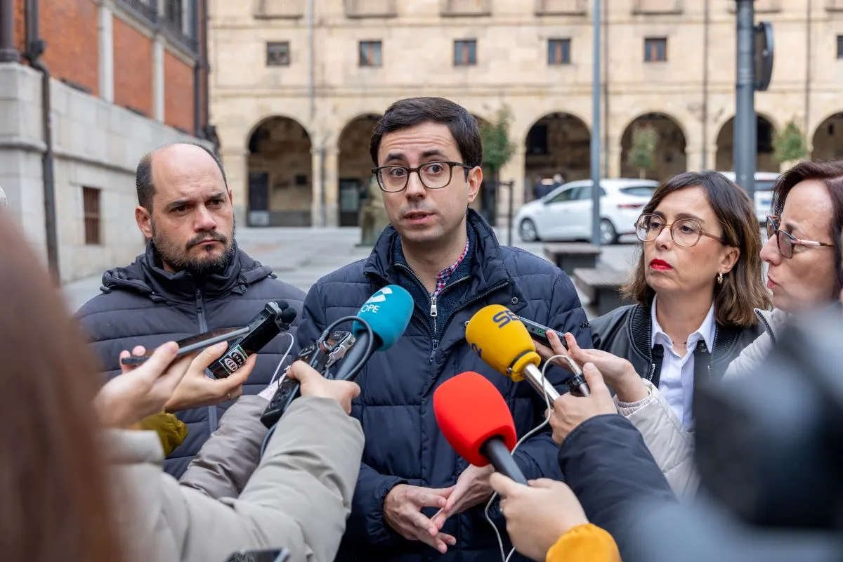José Luis Mateos, Chema Collados y María Jesús Santa María ante el Mercado Central de Salamanca