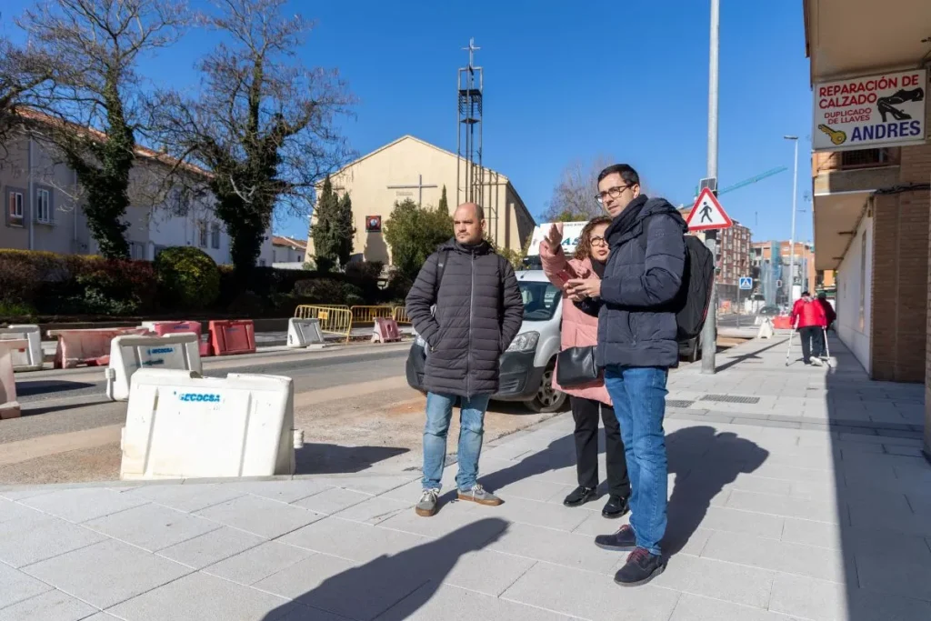 José Luis Mateos y Chema Collados visitan las obras en la Carretera de Ledesma, en Pizarrales