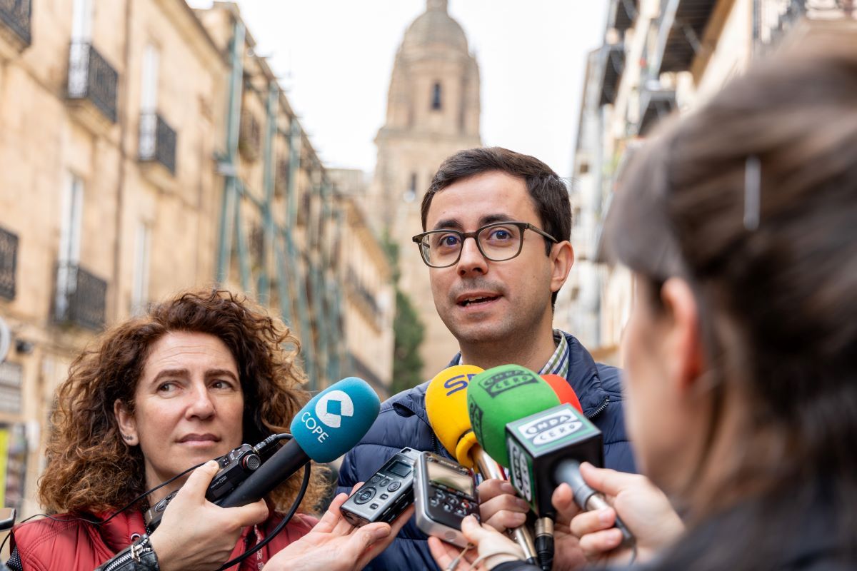 José Luis Mateos y Elvira Sánchez atienden a la prensa en la Rúa Mayor de Salamanca