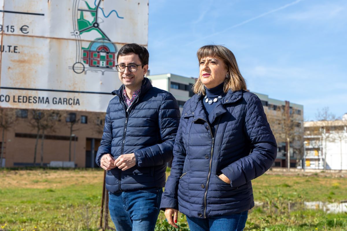 José Luis Mateos y María Sánchez, ante el solar en el que debería estar construido el centro de salud de El Zurguén