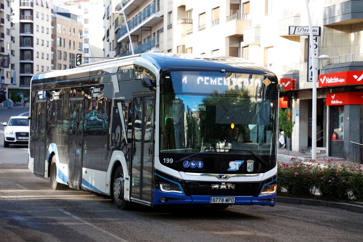 Autobús eléctrico circula por las calles de Salamanca