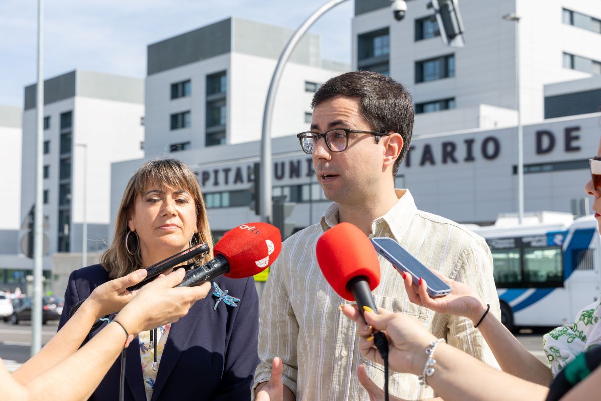 María García y José Luis Mateos atienden a los medios de comunicación frente al Hospital de Salamanca | PSOE