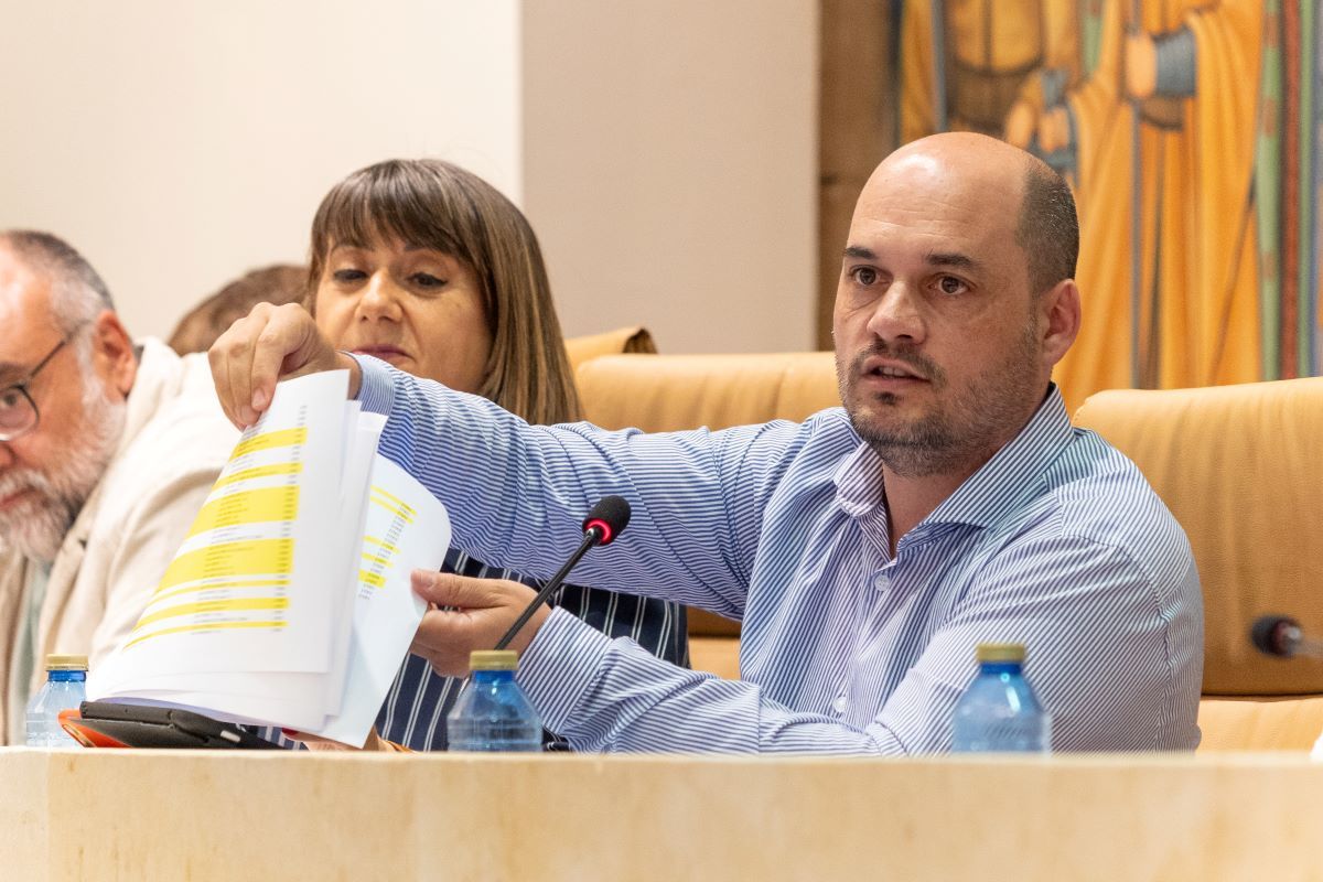 Chema Collados (PSOE) muestra en el Pleno la lista de los pisos turísticos de Salamanca
