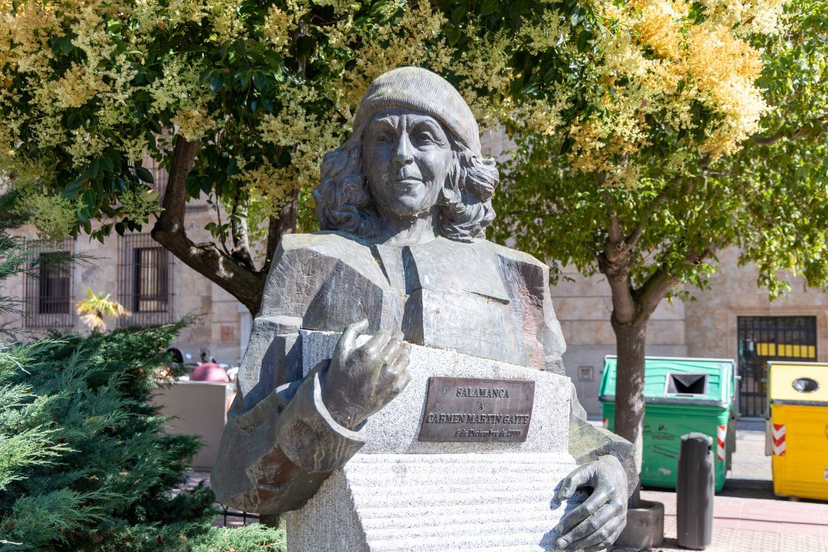 Escultura de Carmen Martín Gaite en la Plaza de los bandos de Salmanca | Foto PSOE