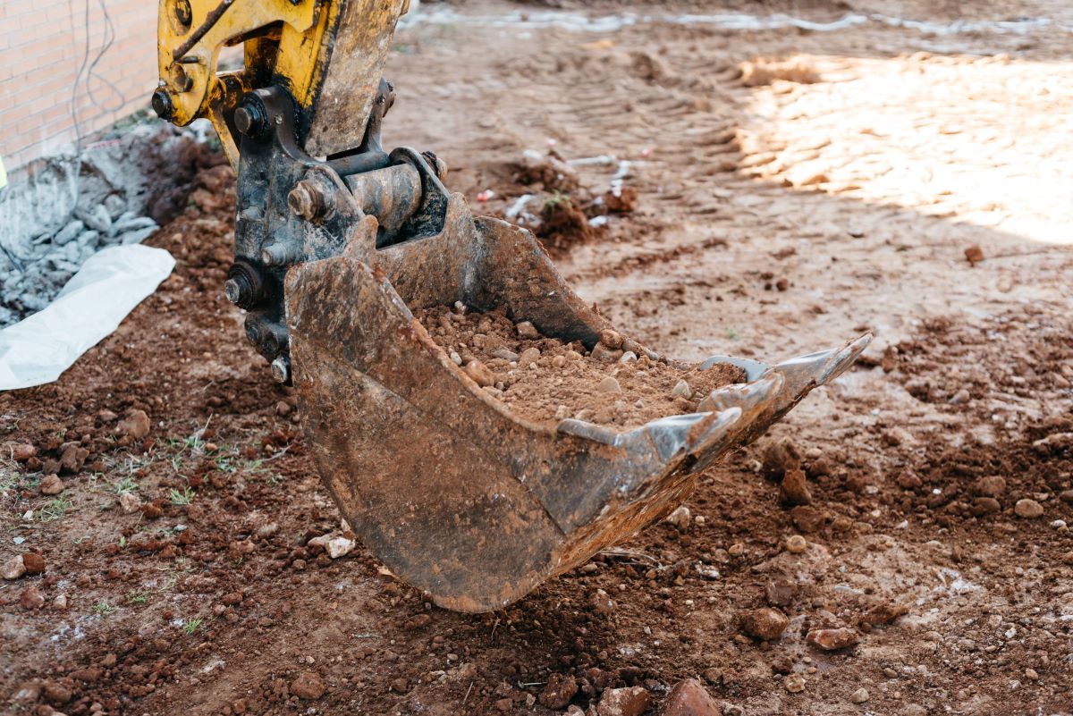 shovel-machine-on-construction-site-with-worker-wo-2023-11-27-05-30-23-utc