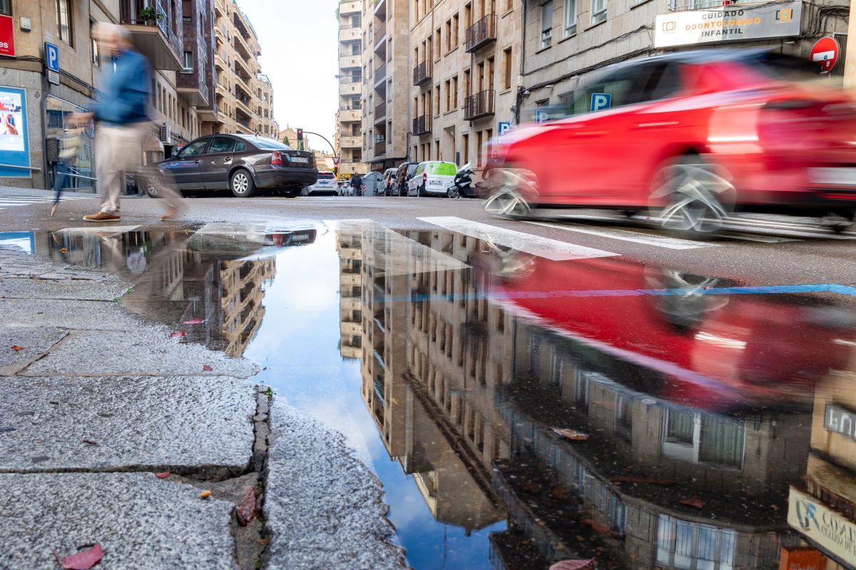 Charco en la calle Condes Crespo de Rascón - Foto GMS