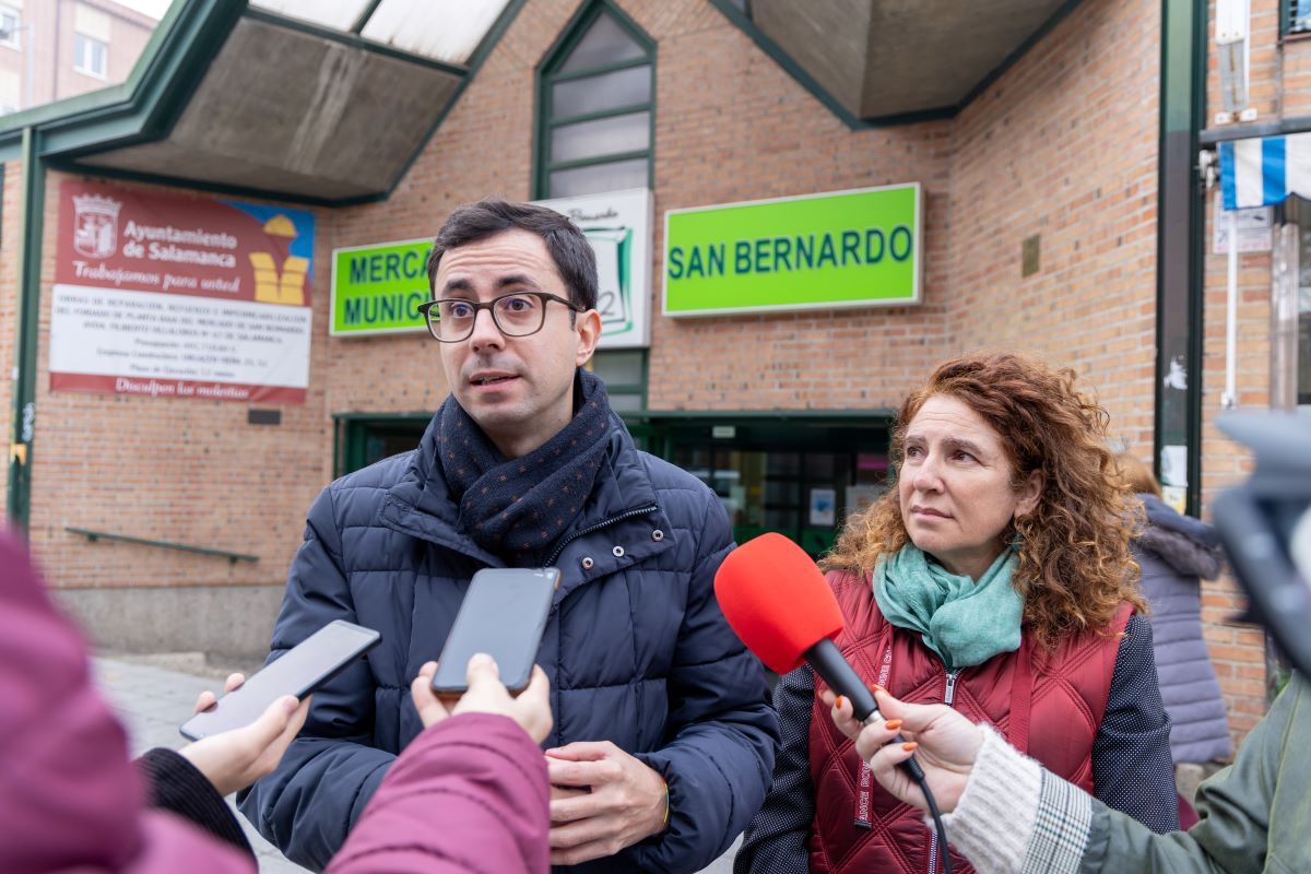 José Luis Mateos y Elvira Sánchez comparecen ante la prensa frente al mercado de San Bernardo