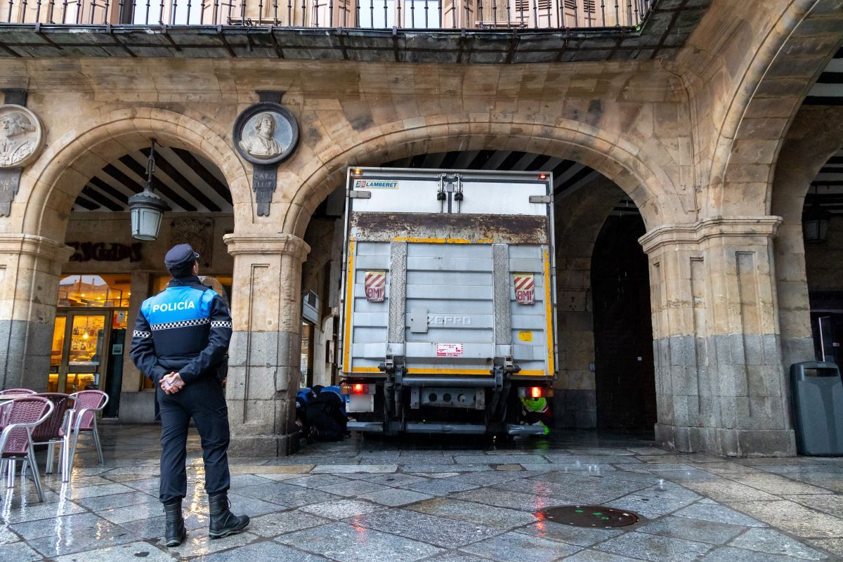 Camión de reparto atascado en uno de los arcos de la Plaza Mayor de Salamanca