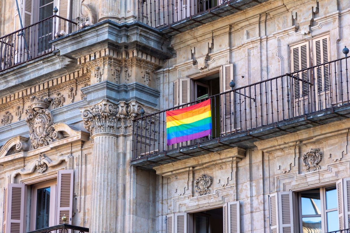Bandera LGTBI+ en las instalaciones del Grupo Municipal Socialista