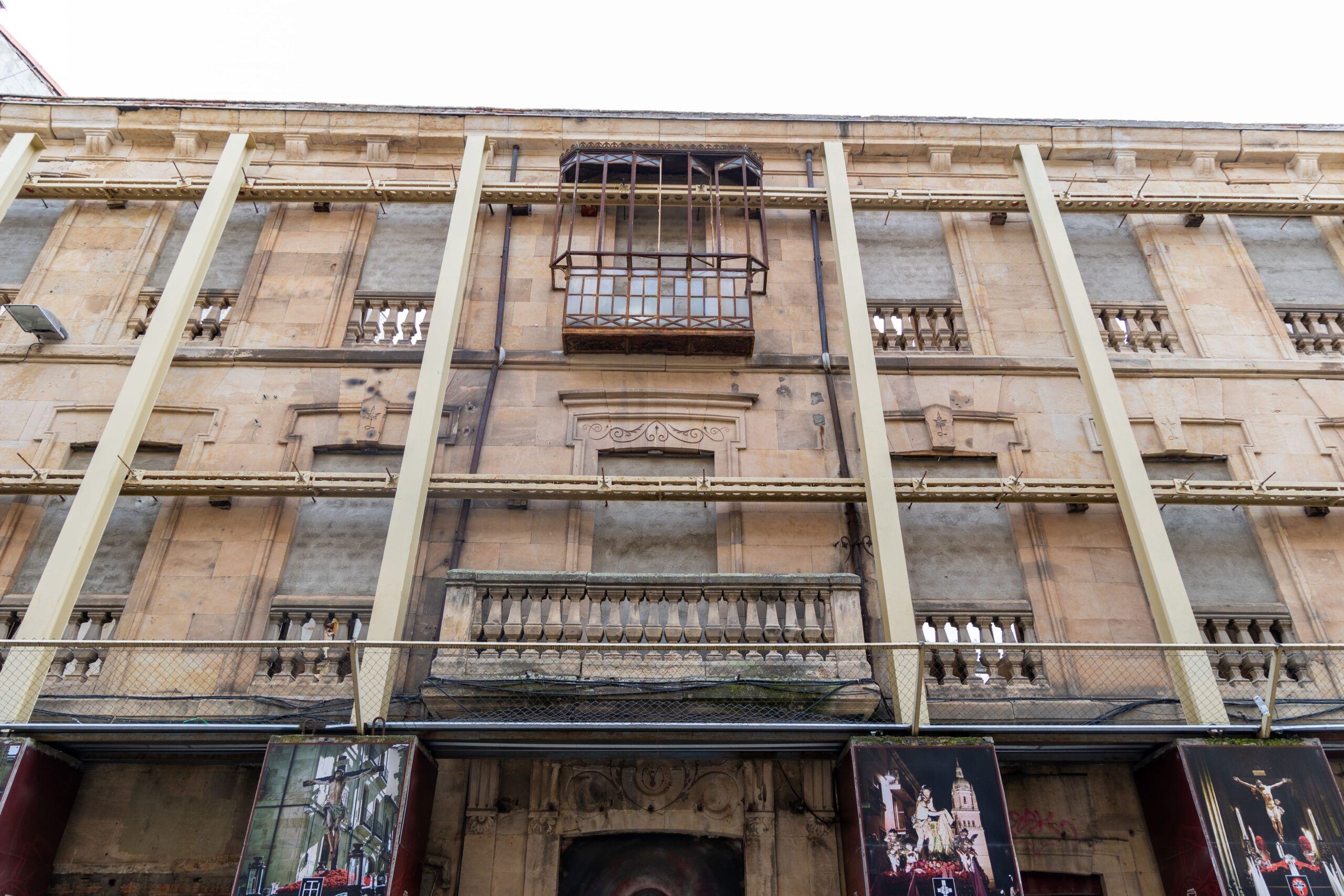 Fachada apuntalada en la Rúa Mayor de Salamanca