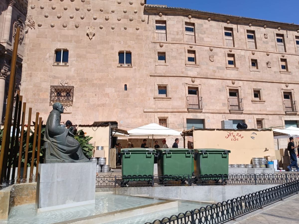 Casetas y contenedores ante la Casa de las Conchas