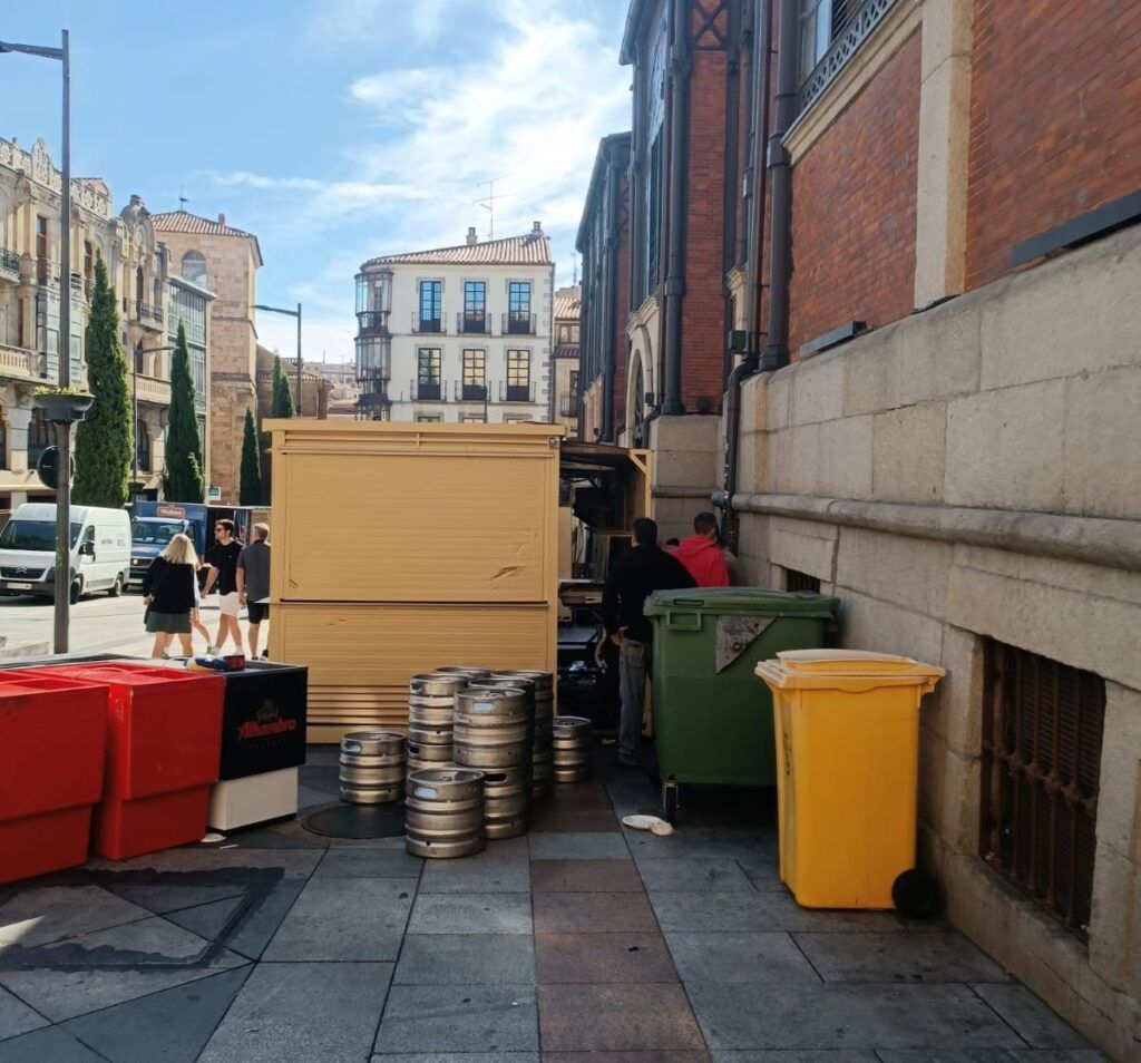 Casetas y contenedores ante el Mercado Central