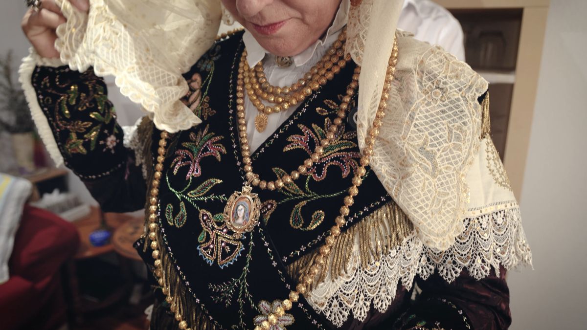 Mujer vistiendo el traje charro